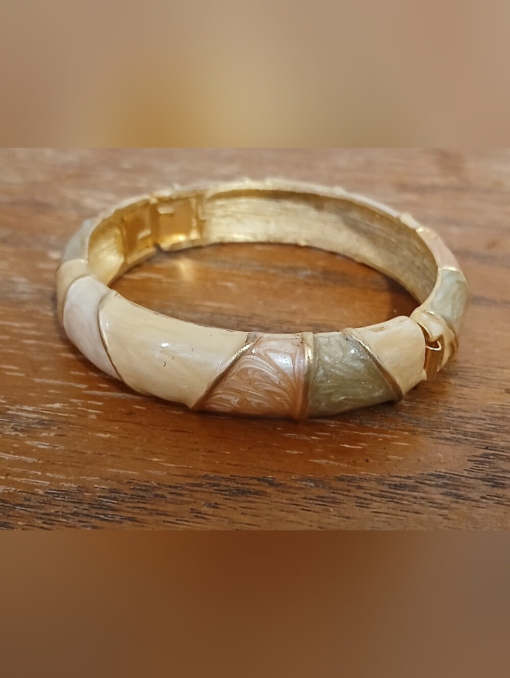 Gold-tone hinged bangle Bracelet swirled pastel enamel